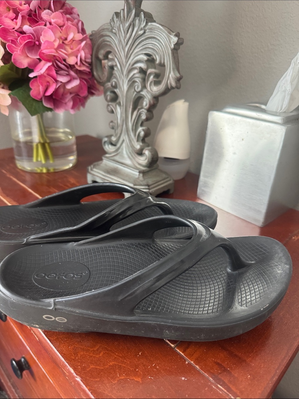 OOFOS Black Recovery Flip Flops